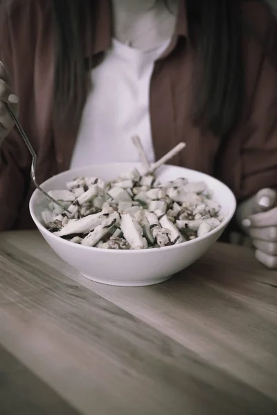 Portret Van Aantrekkelijke Kaukasische Lachende Vrouw Eten Salade Focus Aan — Stockfoto