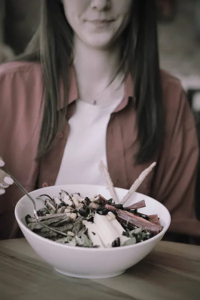 Portrait Femme Souriante Caucasienne Attrayante Mangeant Salade Concentrer Sur Main — Photo