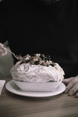 Peynir, sosis, zeytin, biber ve Mısır ile pişmiş kumpir patates dolması