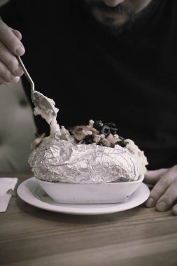 Peynir, sosis, zeytin, biber ve Mısır ile pişmiş kumpir patates dolması