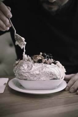 Peynir, sosis, zeytin, biber ve Mısır ile pişmiş kumpir patates dolması