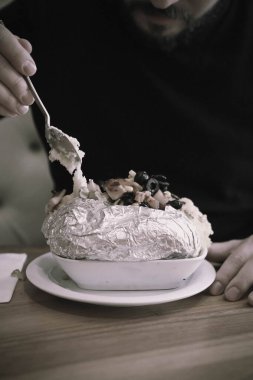 Peynir, sosis, zeytin, biber ve Mısır ile pişmiş kumpir patates dolması