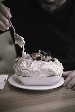 Peynir, sosis, zeytin, biber ve Mısır ile pişmiş kumpir patates dolması