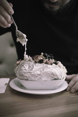 Peynir, sosis, zeytin, biber ve Mısır ile pişmiş kumpir patates dolması