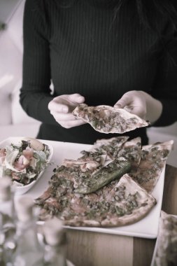 Geleneksel Türkçe fırında pide. Türk pizzası, Orta Doğu aperatifleri. Türk mutfağı. Et ile doldurulmuş çam