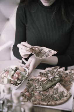 Geleneksel Türkçe fırında pide. Türk pizzası, Orta Doğu aperatifleri. Türk mutfağı. Et ile doldurulmuş çam