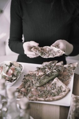 Geleneksel Türkçe fırında pide. Türk pizzası, Orta Doğu aperatifleri. Türk mutfağı. Et ile doldurulmuş çam