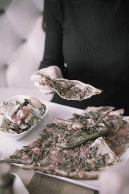 Geleneksel Türkçe fırında pide. Türk pizzası, Orta Doğu aperatifleri. Türk mutfağı. Et ile doldurulmuş çam