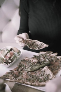 Geleneksel Türkçe fırında pide. Türk pizzası, Orta Doğu aperatifleri. Türk mutfağı. Et ile doldurulmuş çam