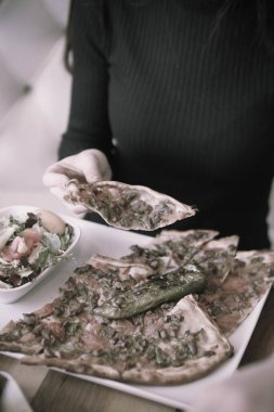 Geleneksel Türkçe fırında pide. Türk pizzası, Orta Doğu aperatifleri. Türk mutfağı. Et ile doldurulmuş çam