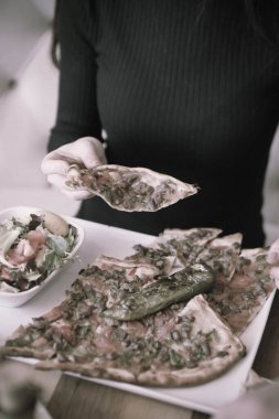 Geleneksel Türkçe fırında pide. Türk pizzası, Orta Doğu aperatifleri. Türk mutfağı. Et ile doldurulmuş çam