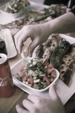 Geleneksel Türkçe fırında pide. Türk pizzası, Orta Doğu aperatifleri. Türk mutfağı. Et ile doldurulmuş çam