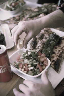 Geleneksel Türkçe fırında pide. Türk pizzası, Orta Doğu aperatifleri. Türk mutfağı. Et ile doldurulmuş çam