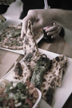 Geleneksel Türkçe fırında pide. Türk pizzası, Orta Doğu aperatifleri. Türk mutfağı. Et ile doldurulmuş çam