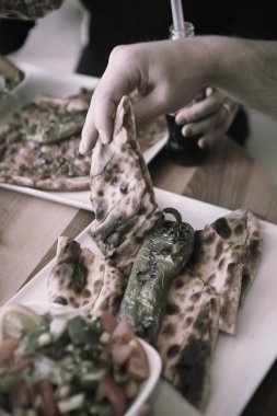Geleneksel Türkçe fırında pide. Türk pizzası, Orta Doğu aperatifleri. Türk mutfağı. Et ile doldurulmuş çam