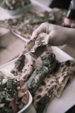 Geleneksel Türkçe fırında pide. Türk pizzası, Orta Doğu aperatifleri. Türk mutfağı. Et ile doldurulmuş çam