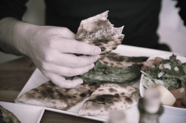Geleneksel Türkçe fırında pide. Türk pizzası, Orta Doğu aperatifleri. Türk mutfağı. Et ile doldurulmuş çam