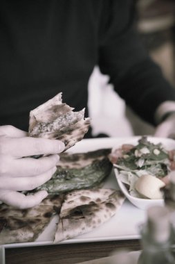 Geleneksel Türkçe fırında pide. Türk pizzası, Orta Doğu aperatifleri. Türk mutfağı. Et ile doldurulmuş çam