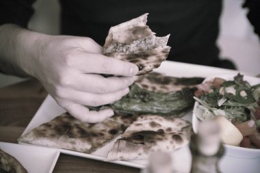 Geleneksel Türkçe fırında pide. Türk pizzası, Orta Doğu aperatifleri. Türk mutfağı. Et ile doldurulmuş çam
