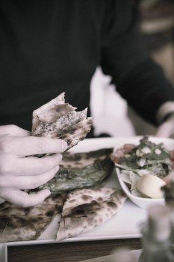 Geleneksel Türkçe fırında pide. Türk pizzası, Orta Doğu aperatifleri. Türk mutfağı. Et ile doldurulmuş çam