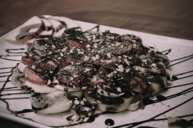 Çikolata soslu lezzetli waffle. 