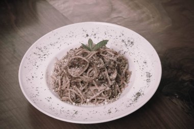 Lezzetli soslu lezzetli klasik İtalyan makarnası..