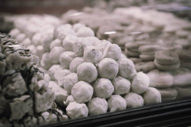 Bir grup çeşit kurabiye. Çikolata parçacıklı, yulaflı, kuru üzümlü, beyaz çikolatalı.