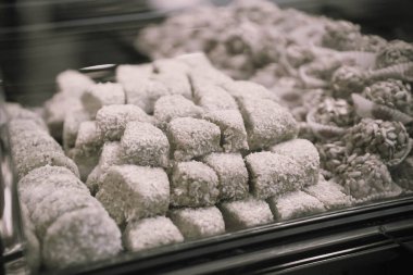 Bir grup çeşit kurabiye. Çikolata parçacıklı, yulaflı, kuru üzümlü, beyaz çikolatalı.