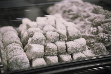 Bir grup çeşit kurabiye. Çikolata parçacıklı, yulaflı, kuru üzümlü, beyaz çikolatalı.