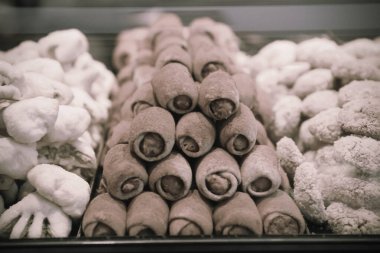 Bir grup çeşit kurabiye. Çikolata parçacıklı, yulaflı, kuru üzümlü, beyaz çikolatalı.