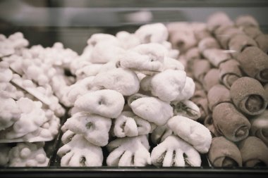 Bir grup çeşit kurabiye. Çikolata parçacıklı, yulaflı, kuru üzümlü, beyaz çikolatalı.