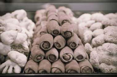 Bir grup çeşit kurabiye. Çikolata parçacıklı, yulaflı, kuru üzümlü, beyaz çikolatalı.