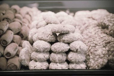 Bir grup çeşit kurabiye. Çikolata parçacıklı, yulaflı, kuru üzümlü, beyaz çikolatalı.