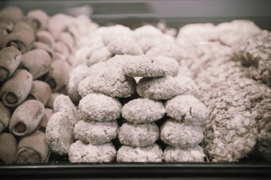 Bir grup çeşit kurabiye. Çikolata parçacıklı, yulaflı, kuru üzümlü, beyaz çikolatalı.