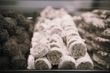 Bir grup çeşit kurabiye. Çikolata parçacıklı, yulaflı, kuru üzümlü, beyaz çikolatalı.