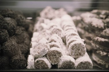 Bir grup çeşit kurabiye. Çikolata parçacıklı, yulaflı, kuru üzümlü, beyaz çikolatalı.