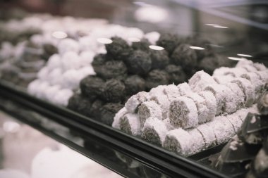 Bir grup çeşit kurabiye. Çikolata parçacıklı, yulaflı, kuru üzümlü, beyaz çikolatalı.