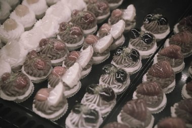 Masada lezzetli bir pasta var.