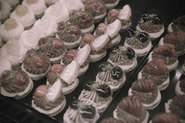 Masada lezzetli bir pasta var.