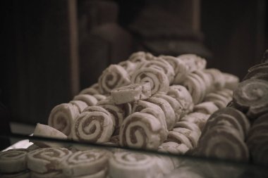 Bir grup çeşit kurabiye. Çikolata parçacıklı, yulaflı, kuru üzümlü, beyaz çikolatalı.