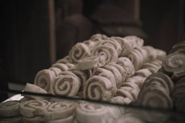 Bir grup çeşit kurabiye. Çikolata parçacıklı, yulaflı, kuru üzümlü, beyaz çikolatalı.