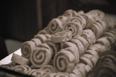 Bir grup çeşit kurabiye. Çikolata parçacıklı, yulaflı, kuru üzümlü, beyaz çikolatalı.