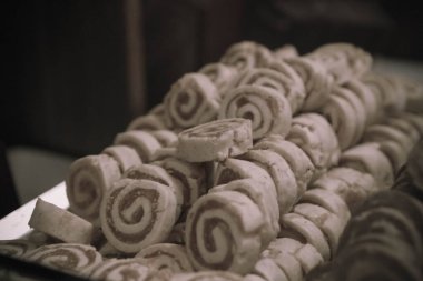 Bir grup çeşit kurabiye. Çikolata parçacıklı, yulaflı, kuru üzümlü, beyaz çikolatalı.