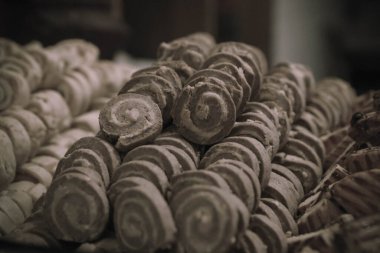 Bir grup çeşit kurabiye. Çikolata parçacıklı, yulaflı, kuru üzümlü, beyaz çikolatalı.