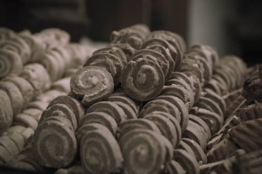 Bir grup çeşit kurabiye. Çikolata parçacıklı, yulaflı, kuru üzümlü, beyaz çikolatalı.