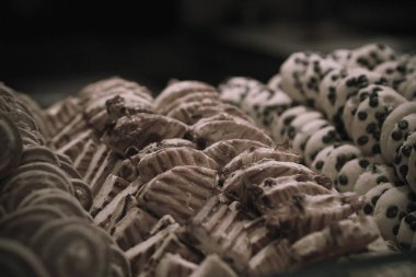 Bir grup çeşit kurabiye. Çikolata parçacıklı, yulaflı, kuru üzümlü, beyaz çikolatalı.