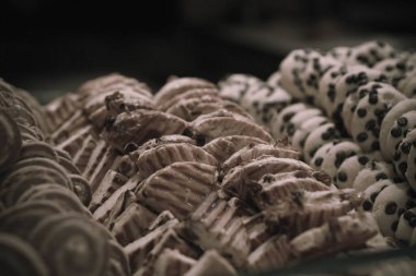 Bir grup çeşit kurabiye. Çikolata parçacıklı, yulaflı, kuru üzümlü, beyaz çikolatalı.