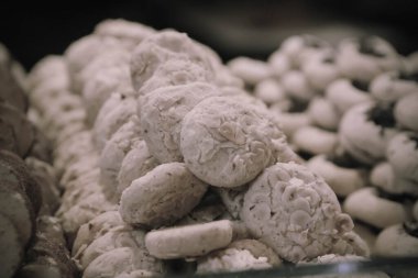 Bir grup çeşit kurabiye. Çikolata parçacıklı, yulaflı, kuru üzümlü, beyaz çikolatalı.