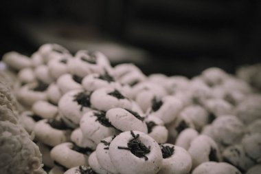 Bir grup çeşit kurabiye. Çikolata parçacıklı, yulaflı, kuru üzümlü, beyaz çikolatalı.