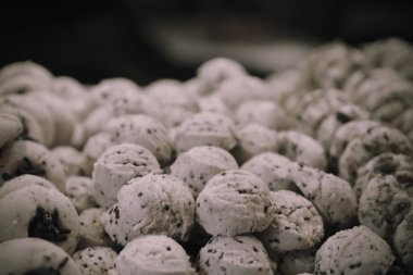 Bir grup çeşit kurabiye. Çikolata parçacıklı, yulaflı, kuru üzümlü, beyaz çikolatalı.